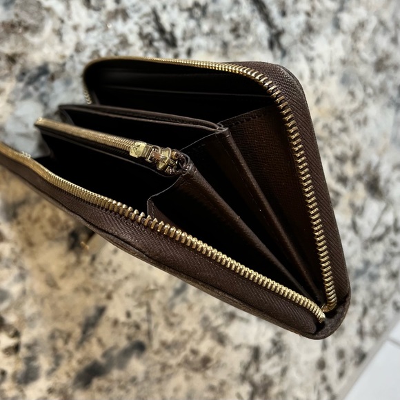 Authentic Louis Vuitton Zippy Wallet - Picture 4 of 8